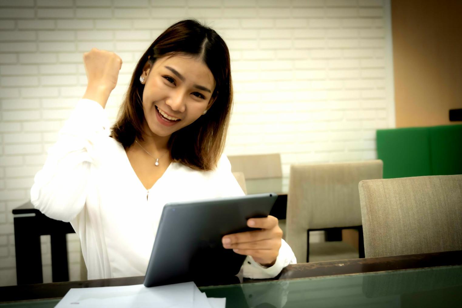 Modernes Büro mit Finanzanalysten bei der Arbeit an komplexen Modellen